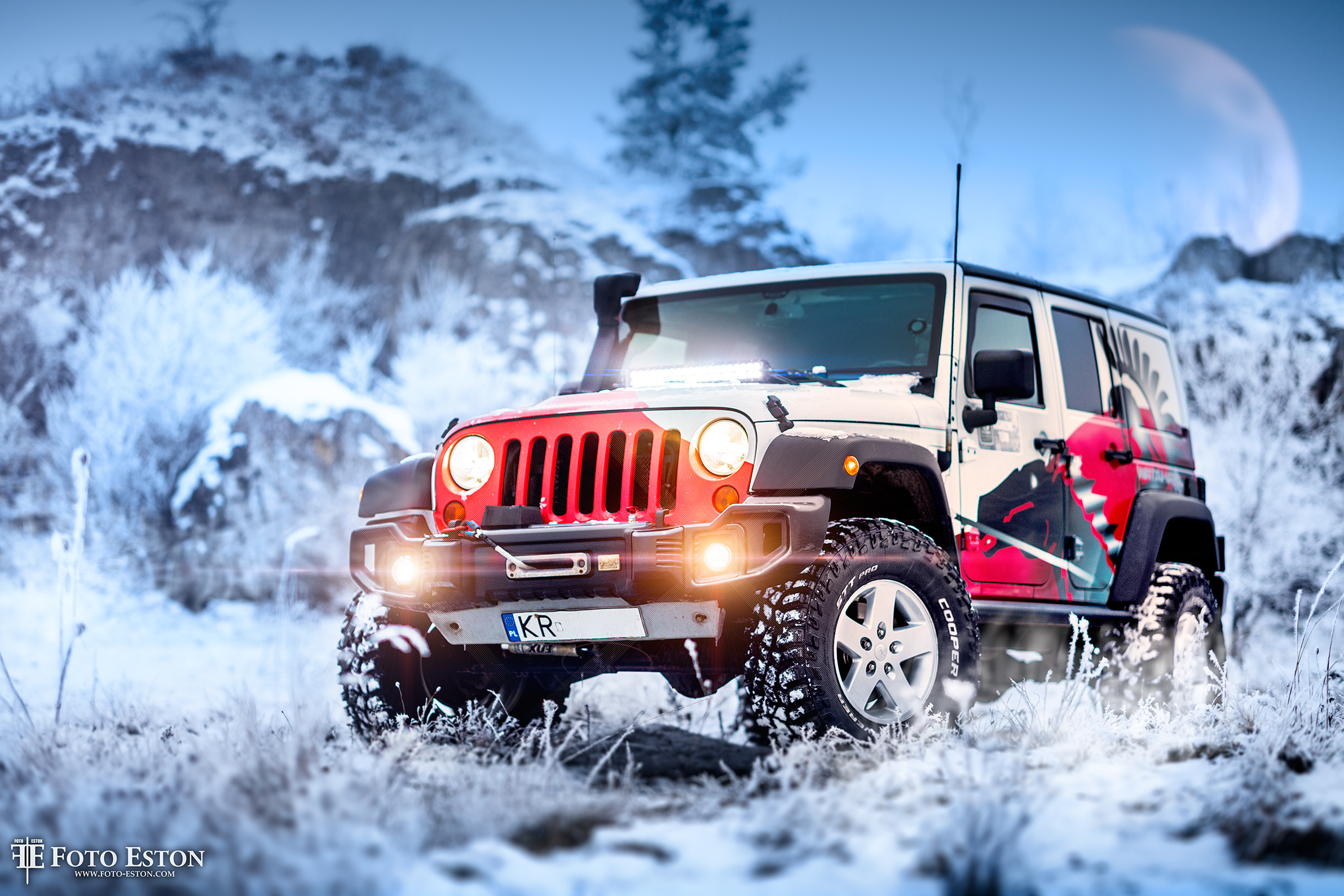 JEEP w zimowym terenie podczas sesji zdjęciowej realizowanej przez FotoEston w Krakowie